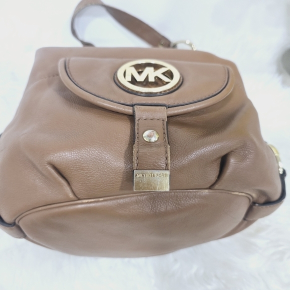 Michael Kors leather hobo with one main compartment and two outside compartments - Picture 10 of 17